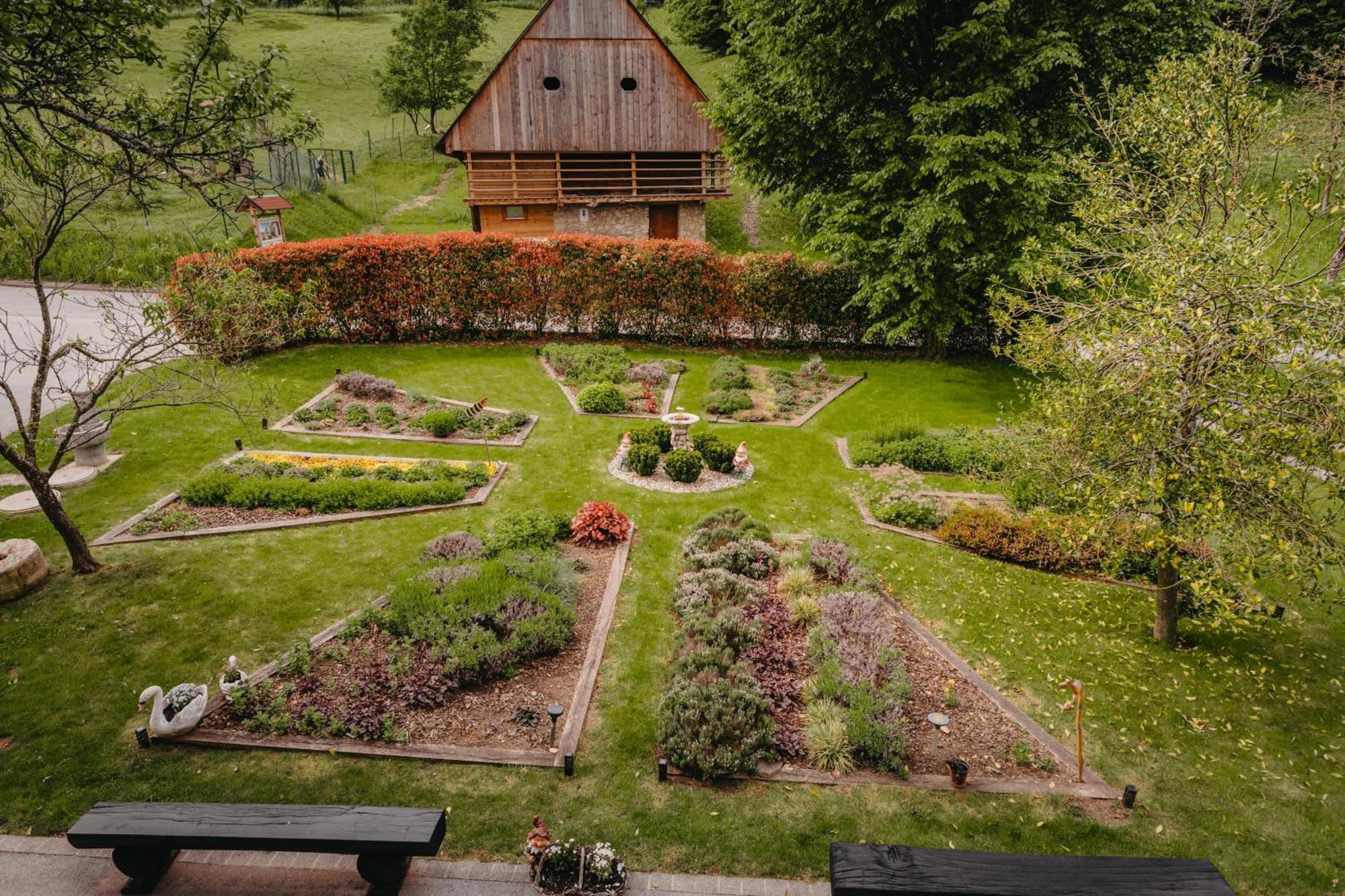 Adventure Farm Bed & Breakfast Store Exterior photo